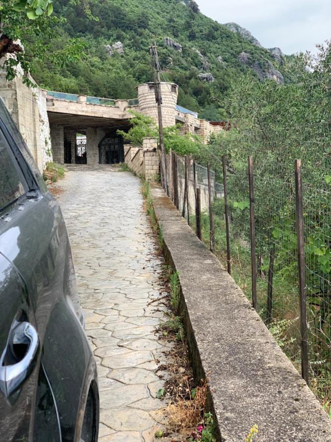 Villa Celaj “The Castle” กรูเยอ ภายนอก รูปภาพ