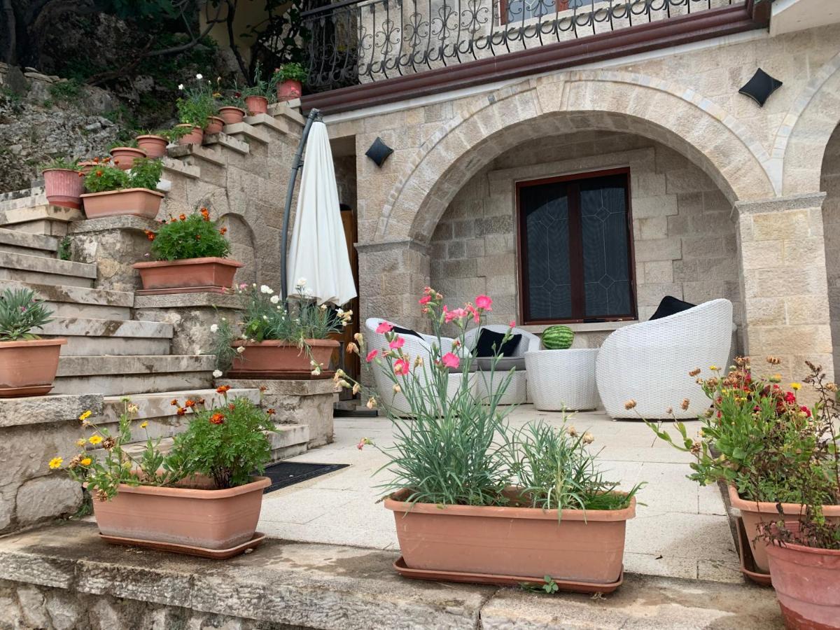 Villa Celaj “The Castle” กรูเยอ ภายนอก รูปภาพ
