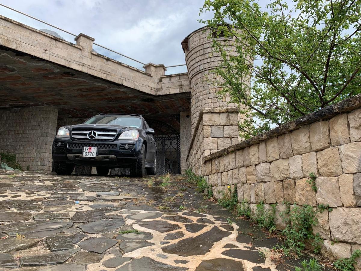 Villa Celaj “The Castle” กรูเยอ ภายนอก รูปภาพ