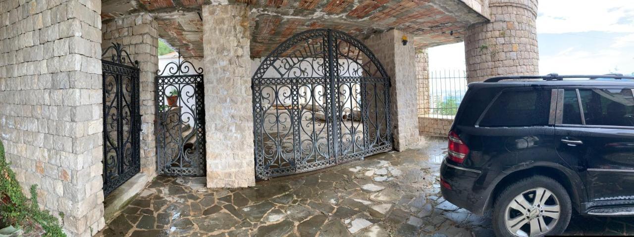 Villa Celaj “The Castle” กรูเยอ ภายนอก รูปภาพ