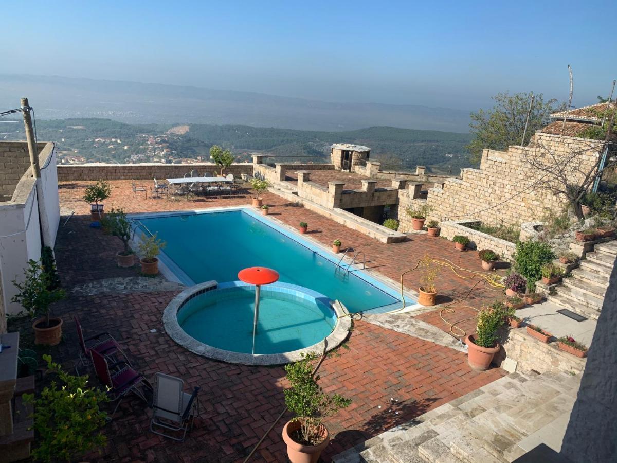 Villa Celaj “The Castle” กรูเยอ ภายนอก รูปภาพ